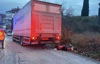 Park halindeki kamyona çarpan motosikletli ağır...