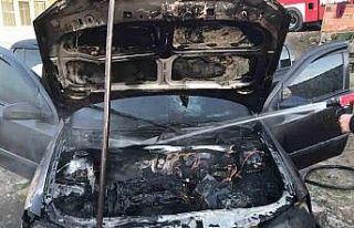Park halindeki otomobil alev alev yandı