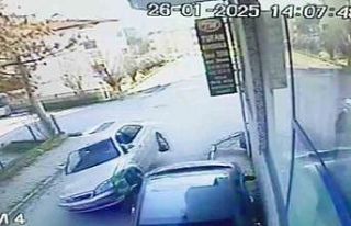 Park halindeki otomobile böyle çarptı: 2 yaralı