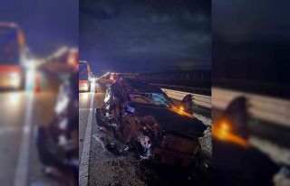 Park halindeki tıra çarpıp hurdaya dönen araç...