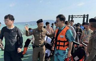 Phuket Adası açıklarında turist teknesi alabora...