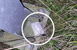 Polis hız sınırı tabelasının dibine bırakılmış...