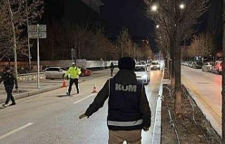 Polis yol uygulamasında kaçak alkol ve uyuşturucu...