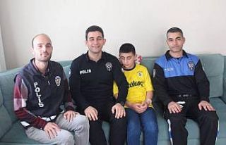 Polislerden görme engelli çocuğa forma sürprizi