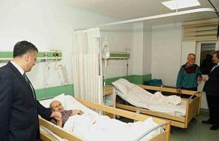 Protokol hastanede: Vali ve başkandan hastalara moral