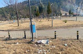 Rast gele atılan çöpler tepkilere neden oluyor