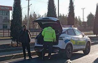 Refüje çarpıp ters dönerek duran otomobildeki...