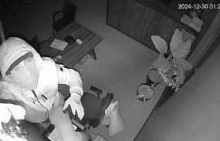 Sadece gözleri gözüküyordu, çetenin düğümünü...