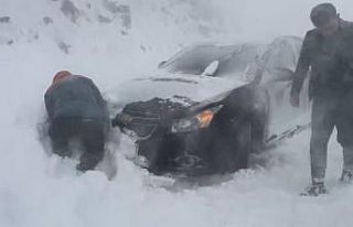 Sahara Geçidi’nde yoğun kar ve tipi ulaşıma...