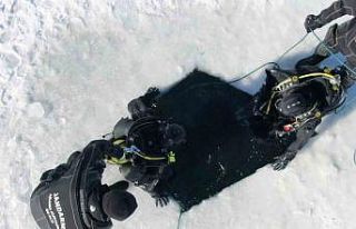 SAK timleri buz gibi gölete dalış yaptı