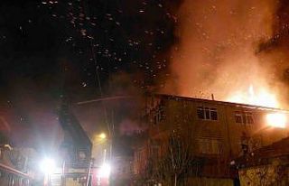 Sakarya’da geceyi aydınlatan yangın: Mahalleli...