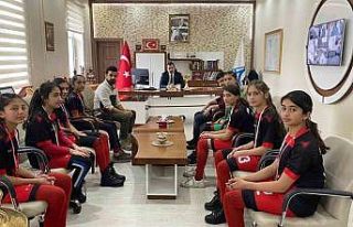 Şampiyon sporculardan kaymakama ziyaret