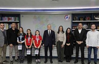 Şampiyon yüzücüleri Başkan Özlü ağırladı