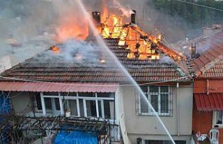 Samsun’da ev yangını: Çatı katı alevlere teslim...