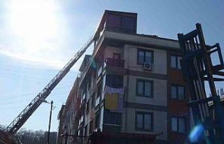 Sancaktepe’de binanın çatı katında yangın:...