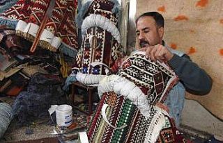 Saraç ustası eyer dikerek ata mesleğini yaşatıyor