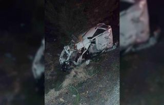 Şarampole yuvarlanan Tofaş hurdaya döndü, genç...