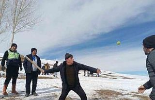 Saray usulü beyzbol: ’Topa şeko’ oyunu