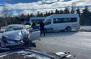 Servis aracı ile otomobil çarpıştı: 6 yaralı