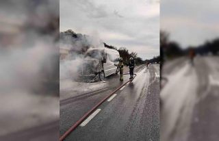 Servis minibüsü alev alev yandı