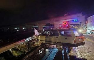 Seyir halinde kontrolden çıkan otomobil bariyerlere...