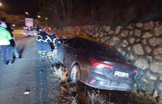 Seyir halinde kontrolden çıkan otomobil istinat...