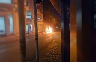 Seyir halindeki otomobil alev alev yandı