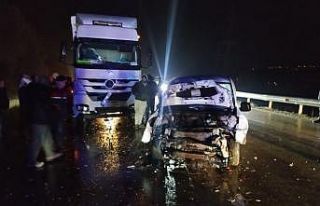 Sinop’ta hafif ticari araç ile tır çarpıştı:...