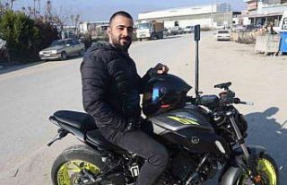 Sırtına bağladığı kartonla şehri dolaşan motosikletli...