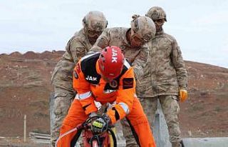 Sivas’ta komandolara arama kurtarma eğitimi verildi