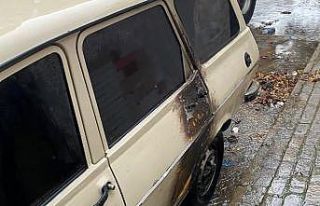 Soba borusu temizlerken otomobili yaktı