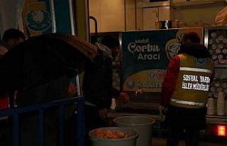 Soğuk kış sabahlarında sıcak çorba ikram ediliyor