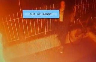 Sosyal medyada tanınmak için apartman girişindeki...