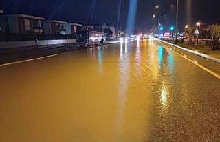 Su baskını nedeniyle trafiğe kapanan İzmir - Çanakkale...