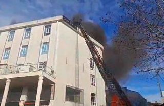 Sultanbeyli’de tekstil atölyesi alev alev yandı