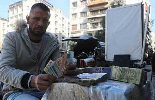 Suriye’de sarraflar sokaklarda döviz bozuyor