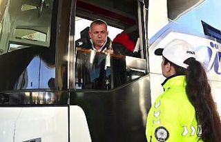 Sürücüler ve yolcular trafik kuralları konusunda...