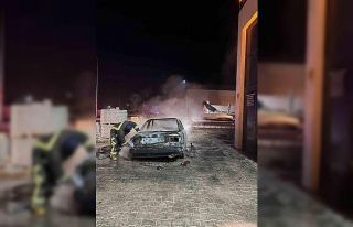 Tamir için bırakılan otomobil alev alev yandı