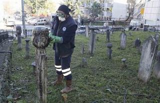 Tarihi mezar taşlarının bakım ve temizliği yapılıyor