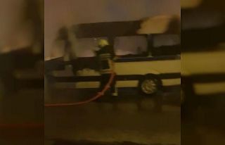 Tarsus’ta seyir halindeki servis aracı yandı