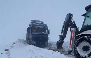 Tekirdağ’da karda mahsur kalan araçlar kurtarıldı