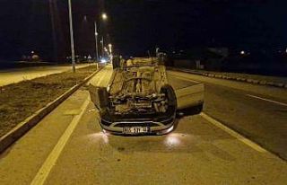 Ters dönen otomobilden yara almadan çıktı