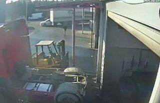 Tır, dorsesine takılı kalan otomobili metrelerce...