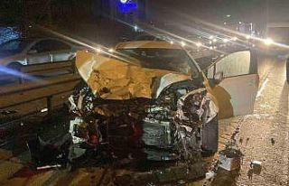 Tır, otomobil ile kamyonete çarptı: 4 yaralı