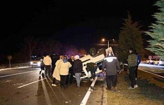 Tırın çaptığı hafif ticari araç takla attı:...