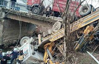 Tırın ırmağa düşmesi sonucu 2 kişi yaralandı