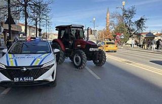 Traktörle kentin en işlek caddesine girdi, 4 ayrı...