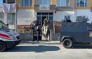 Tüfekle oğlunu vurdu, kendini eve kapattı