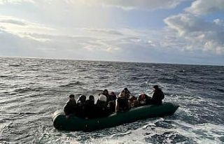 Türk karasularına geri itilen 27 düzensiz göçmen...