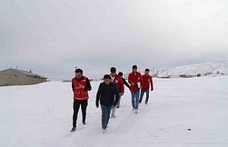 Türk Kızılayı’nın yardımlarıyla ısınıyorlar
